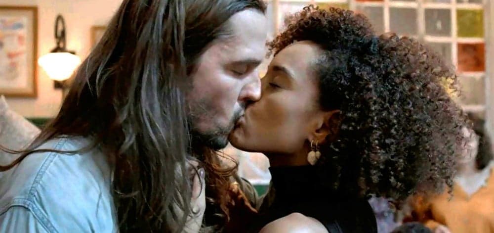 Amor de Mãe: Davi e Vitória voltam a ficar juntos depois da advogada ser massacrada por segredo do passado