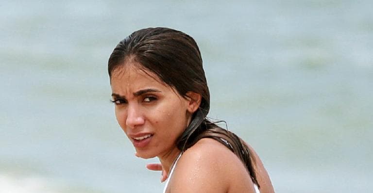 Anitta aparece em pose estranha e é ironizada nas redes sociais: 'Bonecão do posto'
