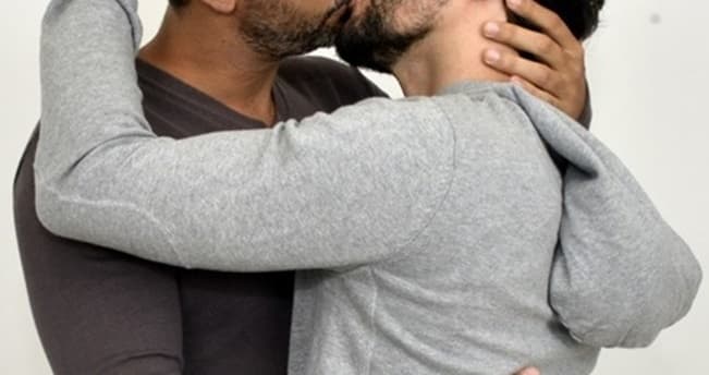 Ator da Globo, namorado de Carol Castro, é visto beijando outro homem