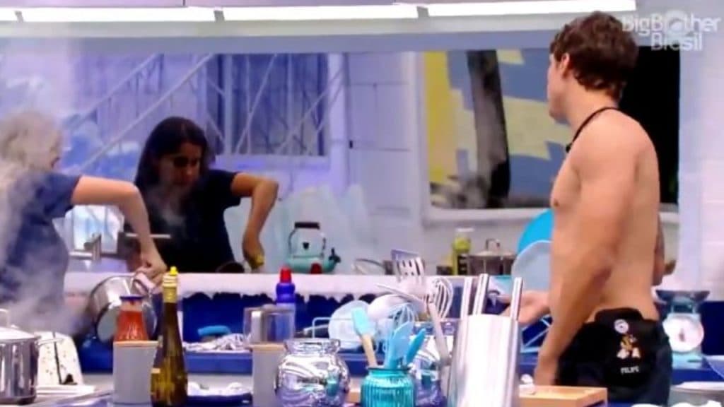Nojeira! Felipe coça o 'pinto' na cozinha e leva bronca de Gizelly no BBB 20: "Tira a mão"