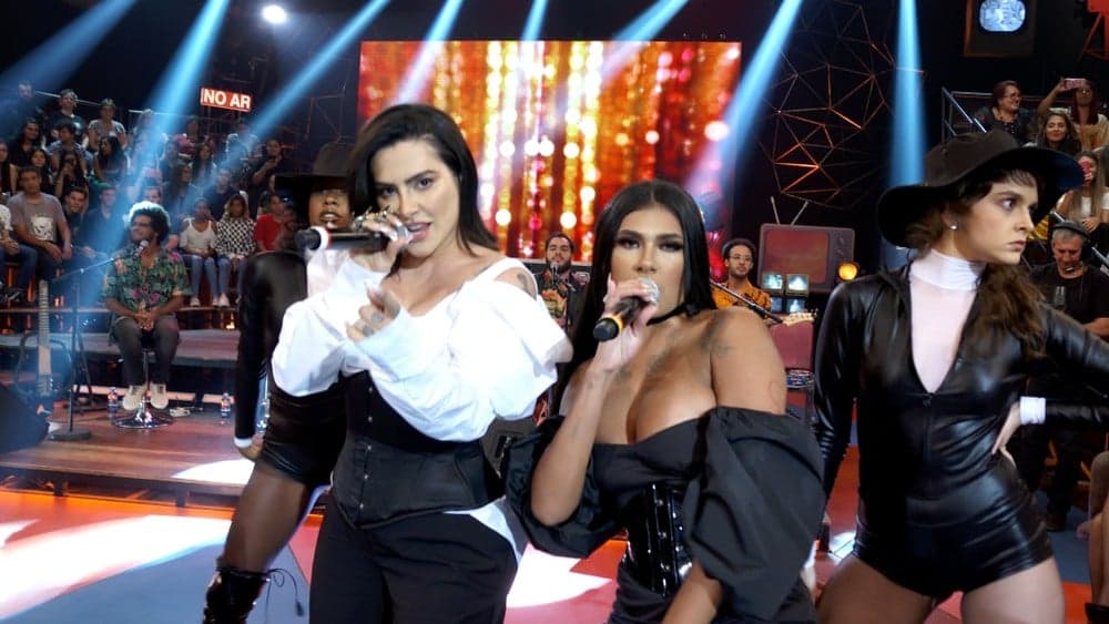 Cleo, em estreia como cantora na Globo, e é tomada por tensão angustiante em pleno palco