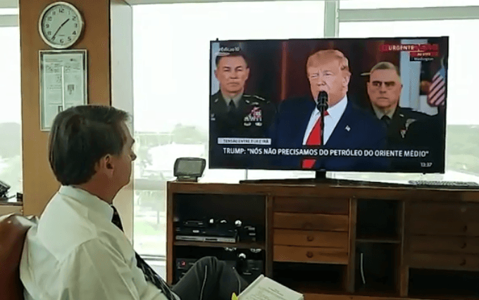 Bolsonaro é desmascarado e é flagrado assistindo Globo; veja