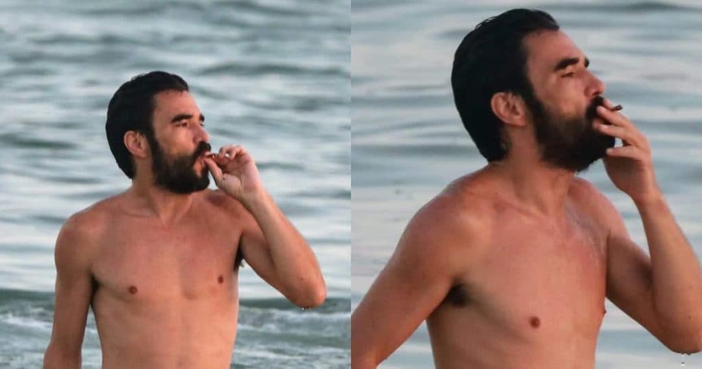 Caio Blat é flagrado de sunga justa, com volume marcando e fumando cigarro suspeito