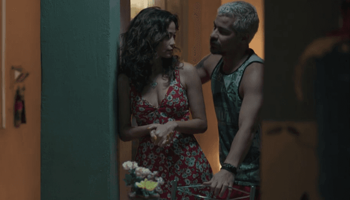 Érica (Nanda Costa) e Ryan (Thiago Martins) ficarão horrorizados com o passado de Lurdes em Amor de Mãe (Foto: Reprodução/Globo) Érica (Nanda Costa) e Ryan (Thiago Martins) ficarão horrorizados com o passado de Lurdes em Amor de Mãe (Foto: Reprodução/Globo)