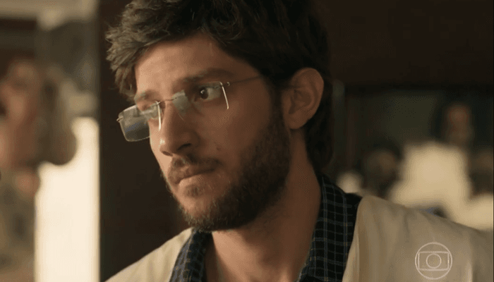 Danilo (Chay Suede) vai arruinar a vida da mãe em Amor de Mãe (Foto: Reprodução/Globo)