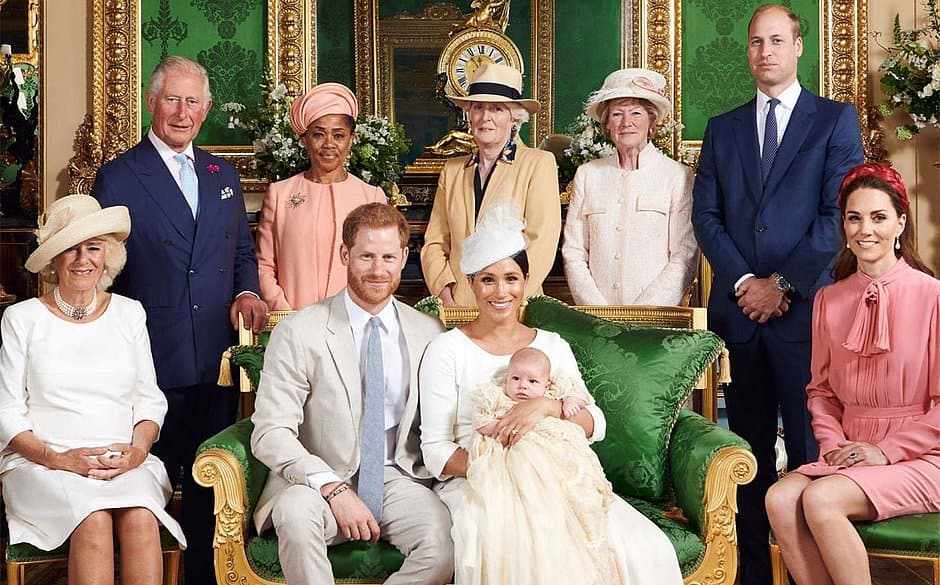 Em meio a conflitos na Família Real, neto de Elizabeth II participa de campanha publicitária de leite na china