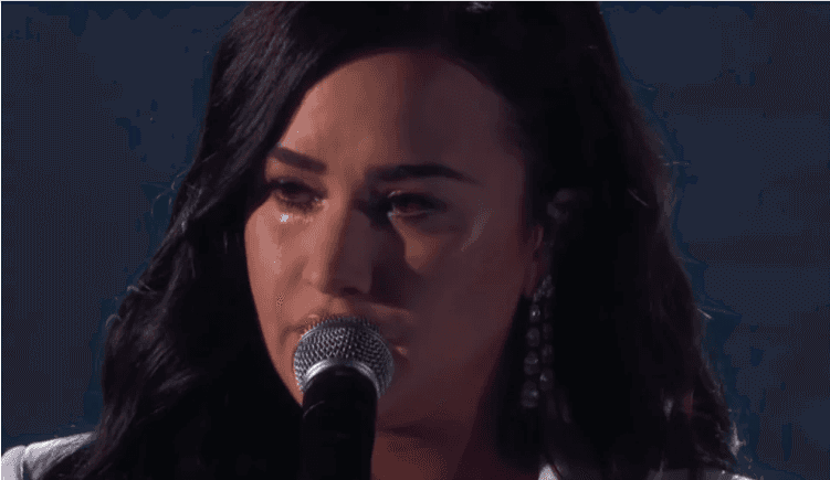 Após overdose, Demi Lovato vai as lágrimas durante apresentação no Grammy 2020 e é ovacionada pelo público