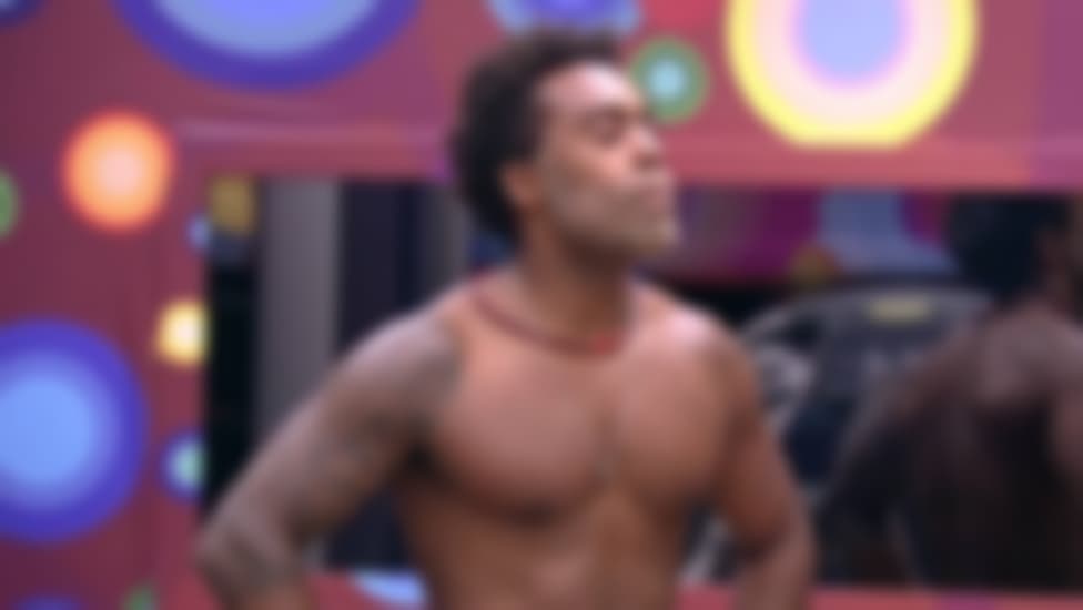 Polêmico ex-BBB que agrediu namorada fracassa fora da Globo e trabalha como motoboy