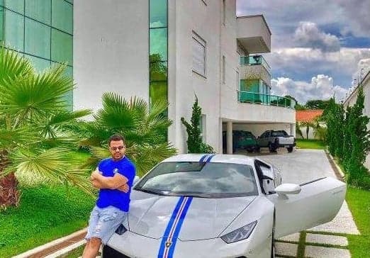 Eduardo Costa em foto mostrando a mansão (Foto: reprodução)