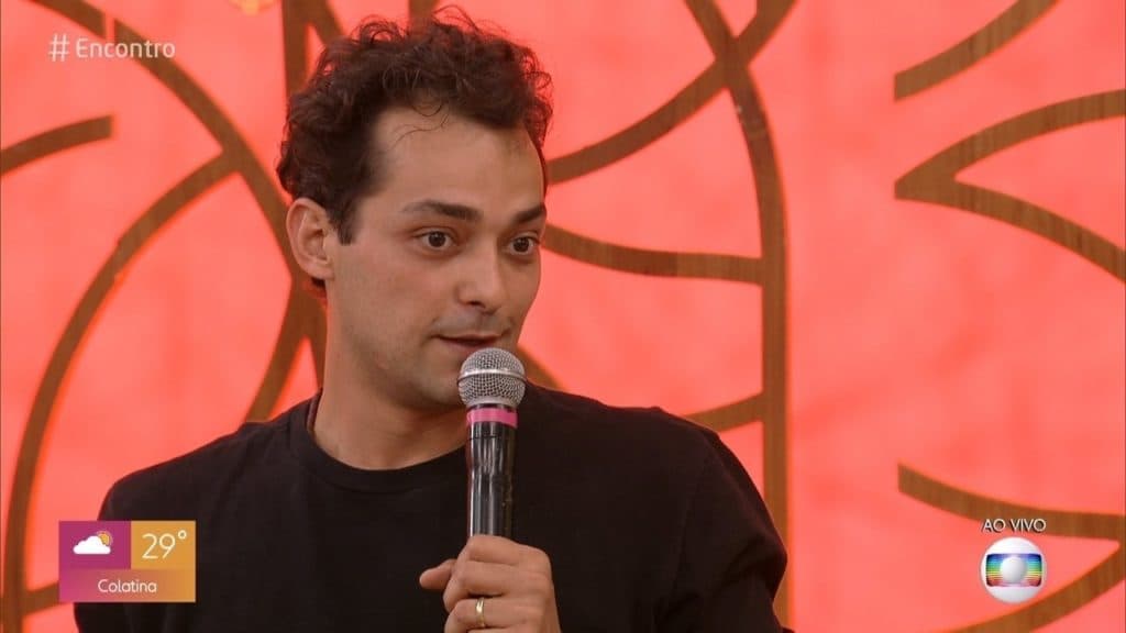 Eduardo Sterblitch fica descontrolado no Encontro, tira a roupa e deixa Patrícia Poeta sem palavras