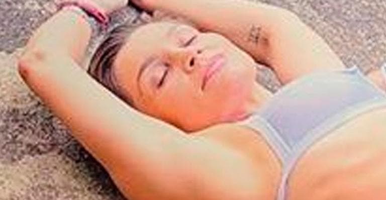 Amada? Flávia Alessandra abusa demais, usa biquíni fininho e chama atenção com detalhe