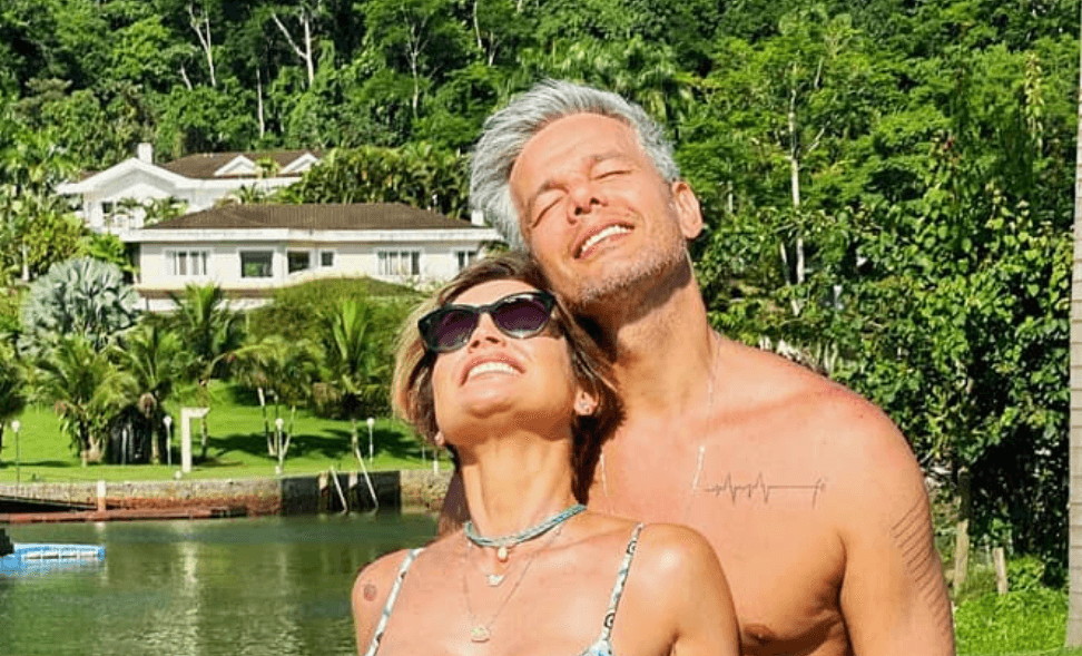 Flávia Alessandra aparece em foto sexy com Otaviano Costa por trás só de sunga