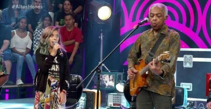 Gilberto Gil canta ao lado da neta no Altas Horas e público fica maravilhado: "Talento em família"