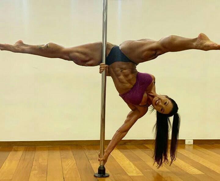 A famosa atriz da Multishow e mulher do cantor Belo, Gracyanne Barbosa deixou os seus seguidores de queixo caído ao aparecer em posição intrigante em pole dance (Foto: Reprodução: Instagram)