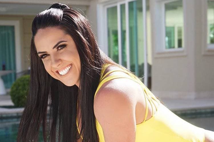 Amada? Esposa de Zezé di Camargo, Graciele Lacerda aproveita ausência do marido e põe bumbum pra jogo de fio dental