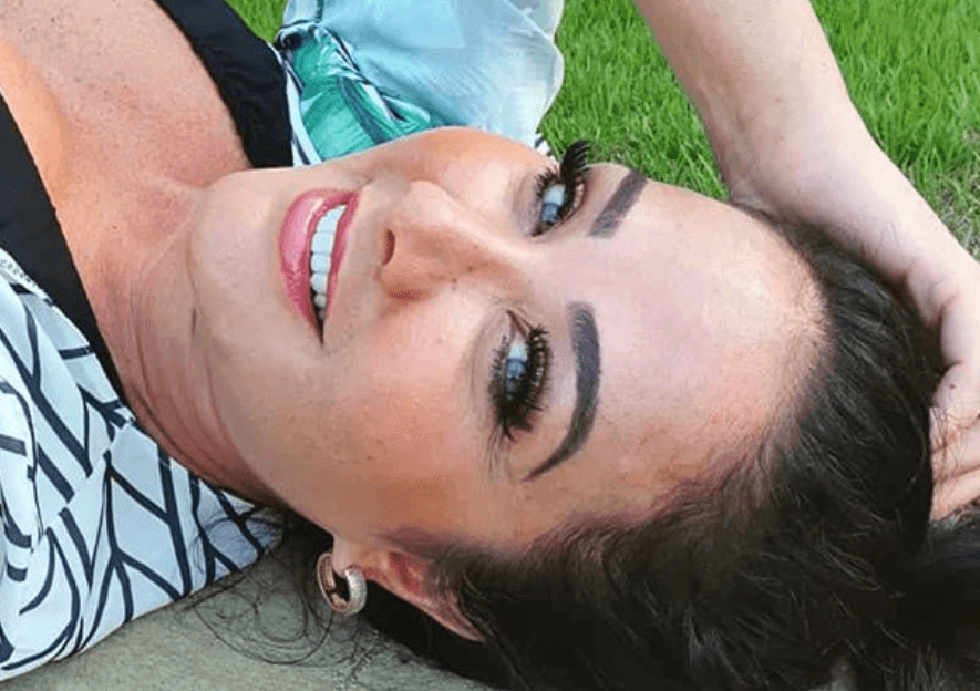 Sempre discreta, Helen Ganzarolli aos 40 anos aparece com maiô decotado e público vai ao delírio