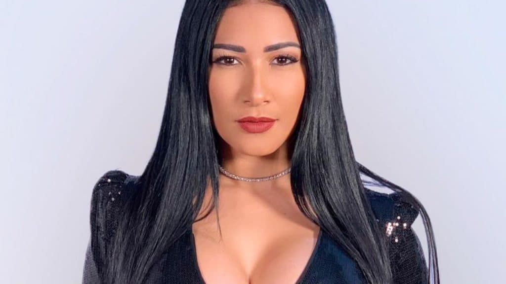 Simaria, após ficar sem calcinha e mostrar o "tabaco" em festa, surge só de lingerie e homarada fica louca: "Papai"