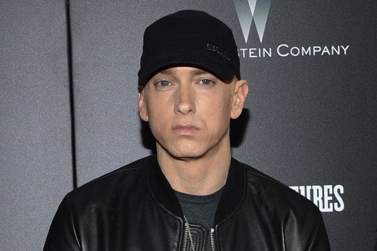 Eminem, envolvido em inúmeras polêmicas, lança álbum surpresa e faz apelo contra uso de armas