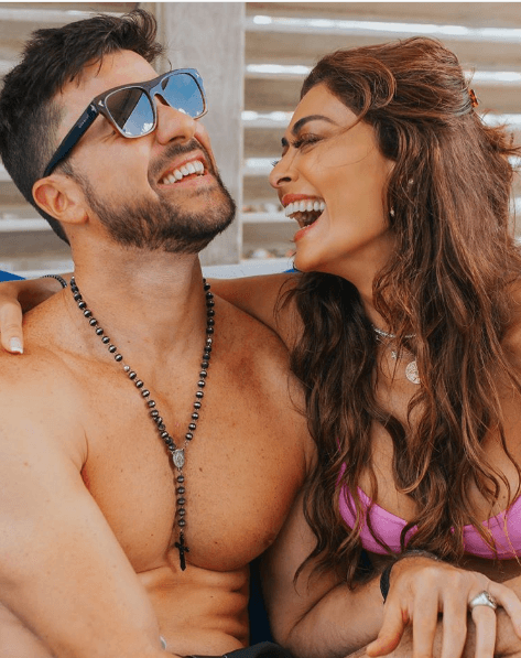 Juliana Paes aparece em imagem ousada com o marido e rouba a cena nas redes sociais