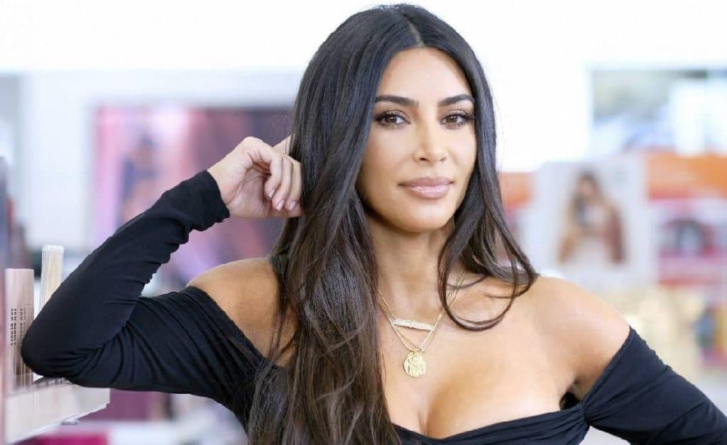Kim Kardashian aparece sem dentes postiços e surpreende a todos com visual: "Até os dentes são comprados"