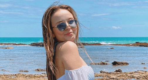 Larissa Manoela, após aparecer de biquíni, surge totalmente irreconhecível e imagem assusta fãs