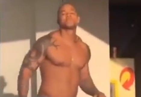 Após ter suposta foto íntima vazada, Léo Santana tem fantasia revelada e choca: 'Gigante do amor'