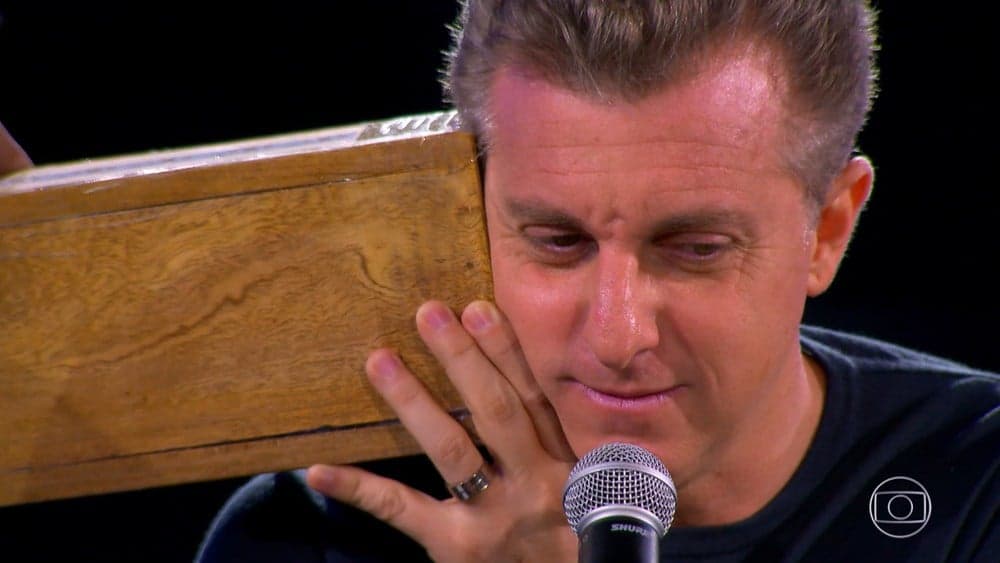 Luciano Huck ganha presente assustador e revela desespero de Angélica em rede nacional