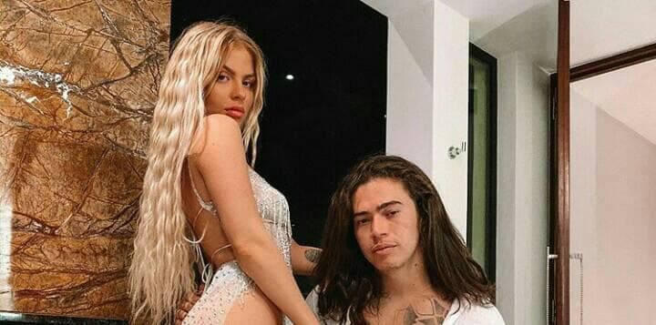 Luísa Sonza aparece com look transparente e coloca bumbum pra jogo