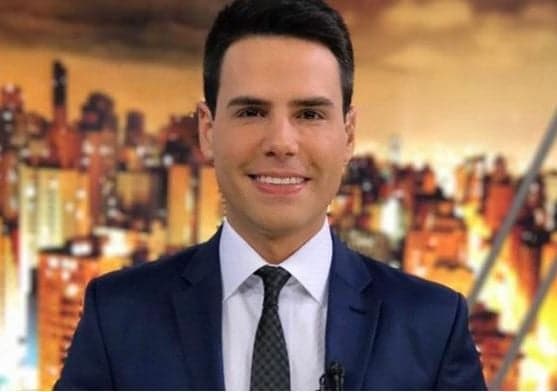 Bombástico: Luiz Bacci domina na Record e divulga chamada de segundo programa em horário nobre