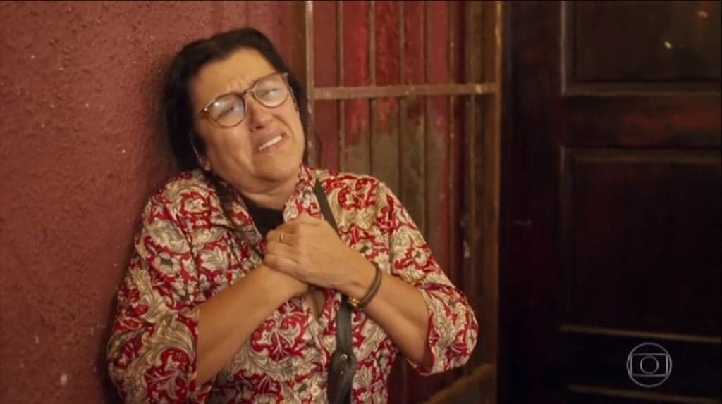 Amor de Mãe: Lurdes vai aos prantos com assassinato a queima roupa e prisão de Magno