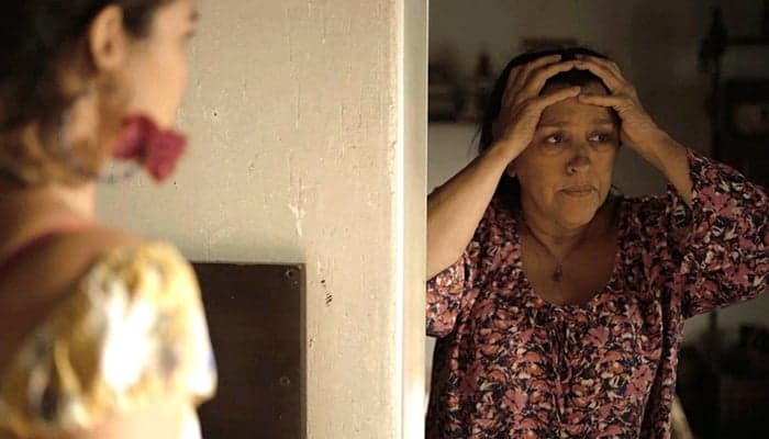 Lurdes (Regina Casé) ficará desesperada ao saber que Magno levou facada em Amor de Mãe (Foto: Reprodução/Globo)