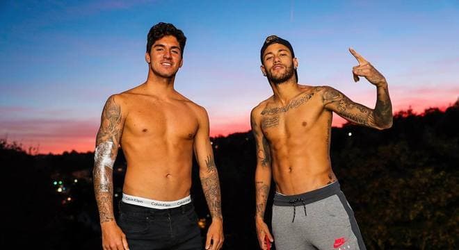 Fora de forma? Medina posta foto com Neymar e barriga do jogador chama muita atenção: "chopp"