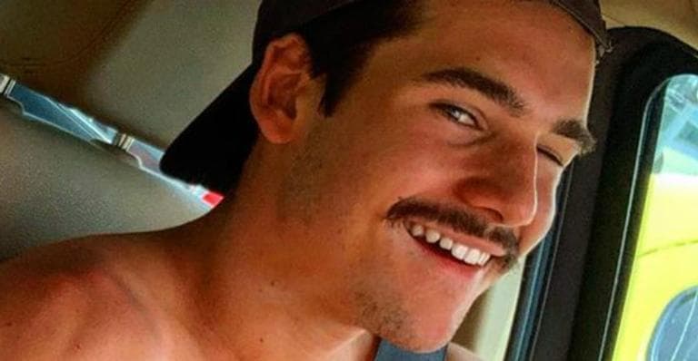 Chocada! Nicolas Prattes leva fãs ao delírio ao ser flagrado de sunga apertadinha: "Dei zoom"