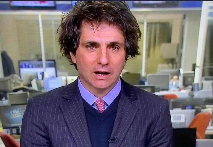 Guga Chacra, jornalista da Globo, surge "descabelado" ao vivo e aponta gelo seco como causa