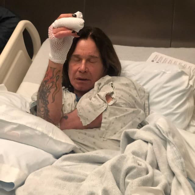 Triste! Ozzy Osbourne é diagnosticado com Parkinson após complicações: "Tem sido muito desafiador"