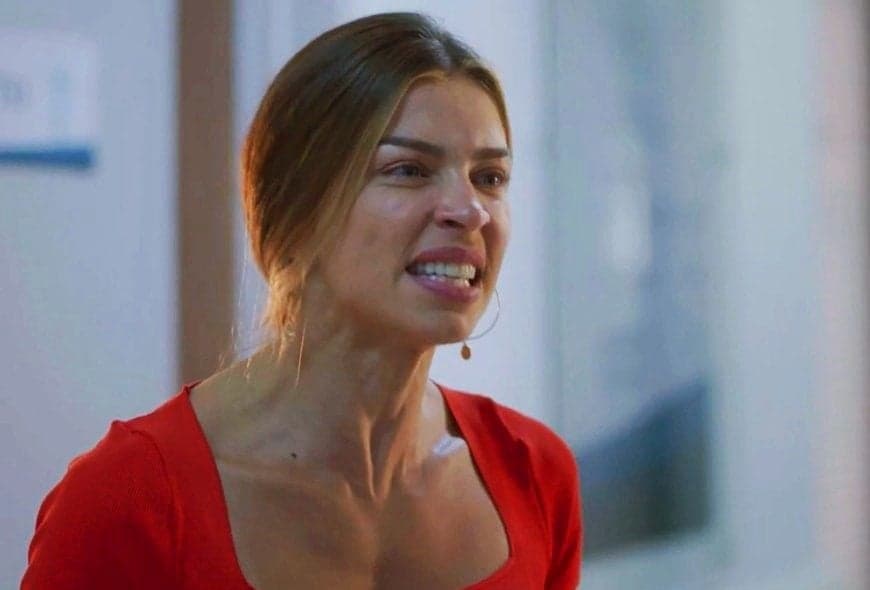 Bom Sucesso: Paloma tem briga com rival, leva a pior e fica sem roupa na Sapucaí