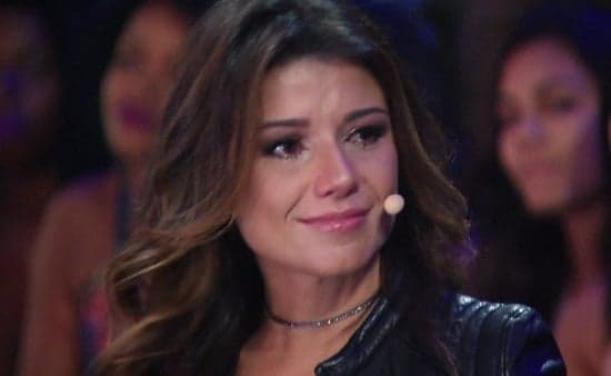 Após polêmica, Paula Fernandes sai de cena e é flagrada deixando o país