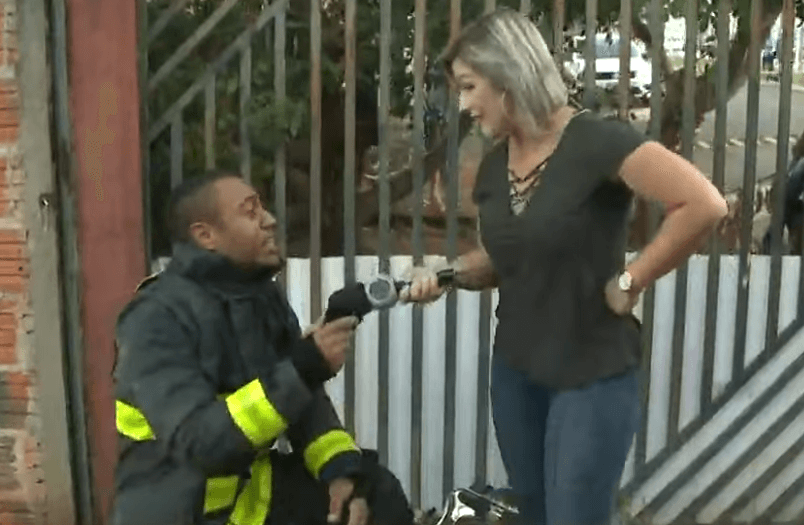 Repórter da Record é surpreendida com pedido de casamento ao vivo e dá resposta inesperada