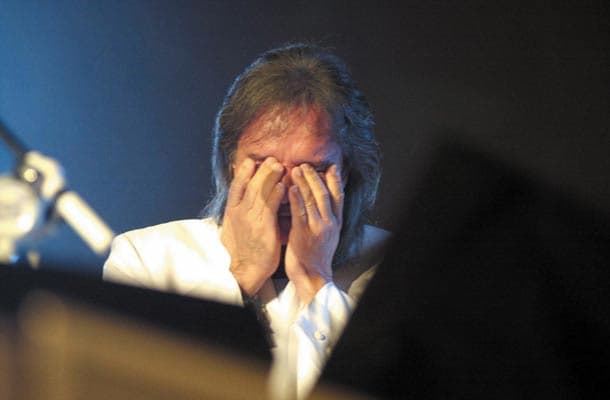 Após envolvimento em escândalo de fraude internacional, Roberto Carlos é flagrado ostentando fora do Brasil