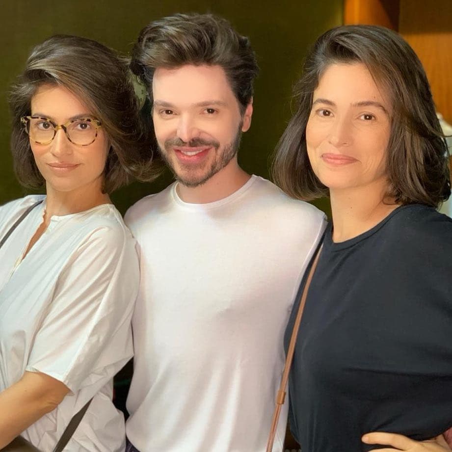 Renata Vasconscellos e irmã gêmea com o cabeleireiro Tiago Parente (Foto: reprodução Instagram) Renata Vasconscellos e irmã gêmea com o cabeleireiro Tiago Parente (Foto: reprodução Instagram)