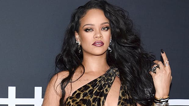 Passado! Rihanna tem fotos só de lingerie vermelha divulgada e corpão deixa público desacreditado
