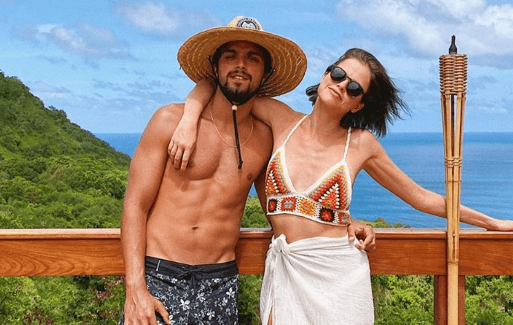 Mesmo com polêmica do Surubão, Agatha Moreira e Rodrigo Simas surgem aproveitando em Noronha