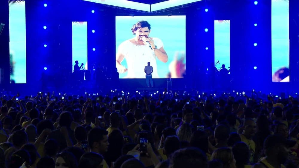 Wesley Safadão para show com homenagem a Gabriel Diniz e leva público às lágrimas