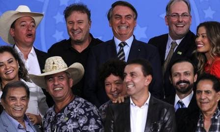 Cantores sertanejos e outros famosos declaram apoio a Bolsonaro e fazem homenagem; veja