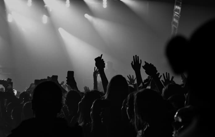 Cantor sofre parada cardíaca durante show, cai no palco e é levado às pressas para o hospital