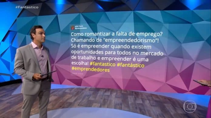 Tadeu Schmidt é 'obrigado' a ler comentário detonando a Globo ao vivo e fica sem reação