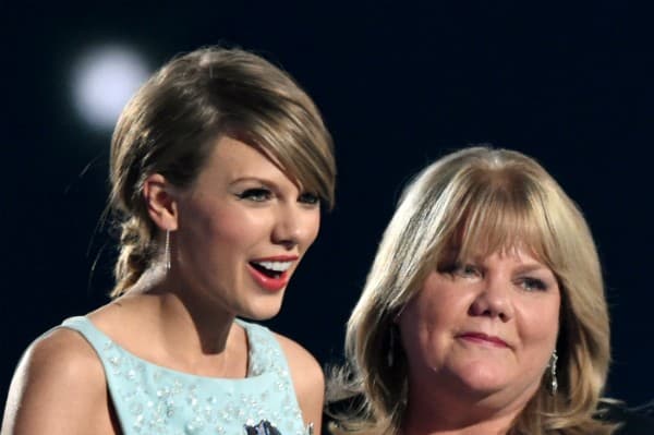 Triste! Taylor Swift revela que sua mãe foi diagnosticada com tumor cerebral