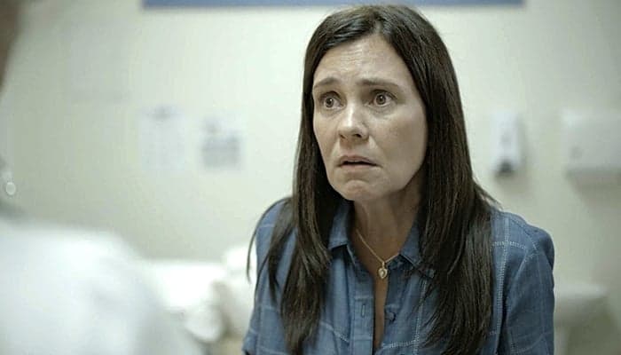 Thelma (Adriana Esteves) não é mãe de Danilo em Amor de Mãe (Foto: Reprodução/Globo)
