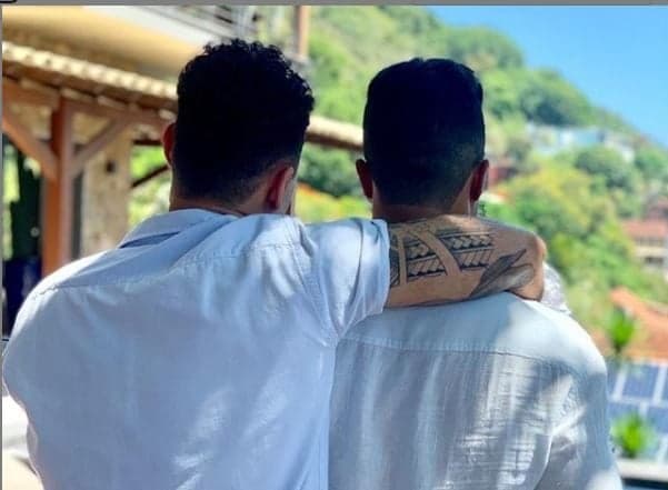 Ator da Globo exibe marido gato ao público