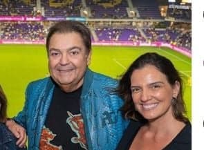 Faustão surge com a esposa após deixar a Globo e repercute por conta de aparição em evento